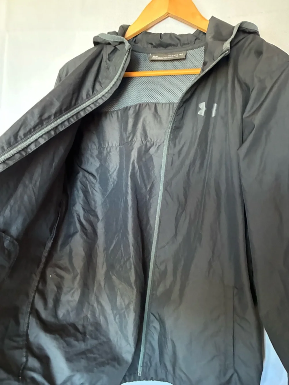 UNDER ARMOUR boys full zip wind jacket - Picture 3 of 9